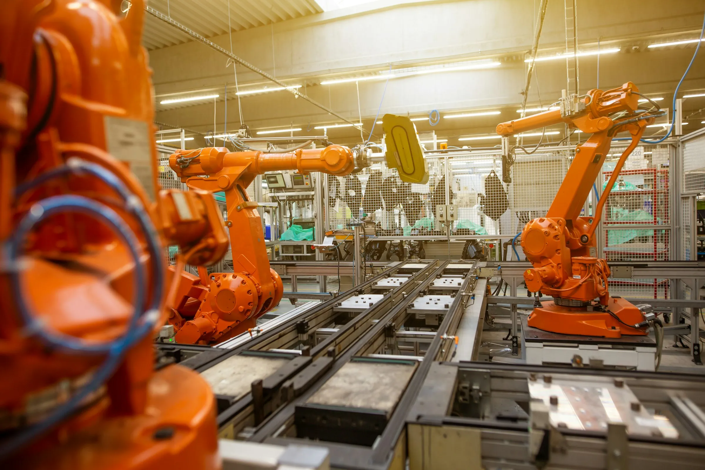 Industrieroboter in einer Fertigungshalle