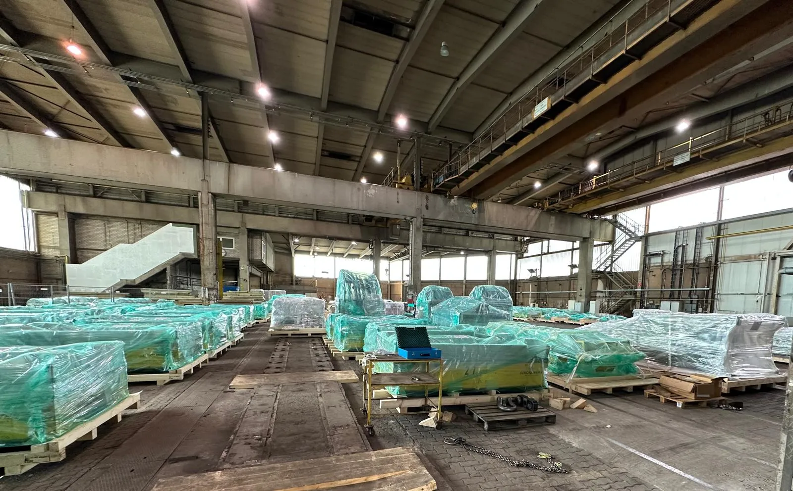 Maschinen werden in einer Halle für den Seetransport verpackt