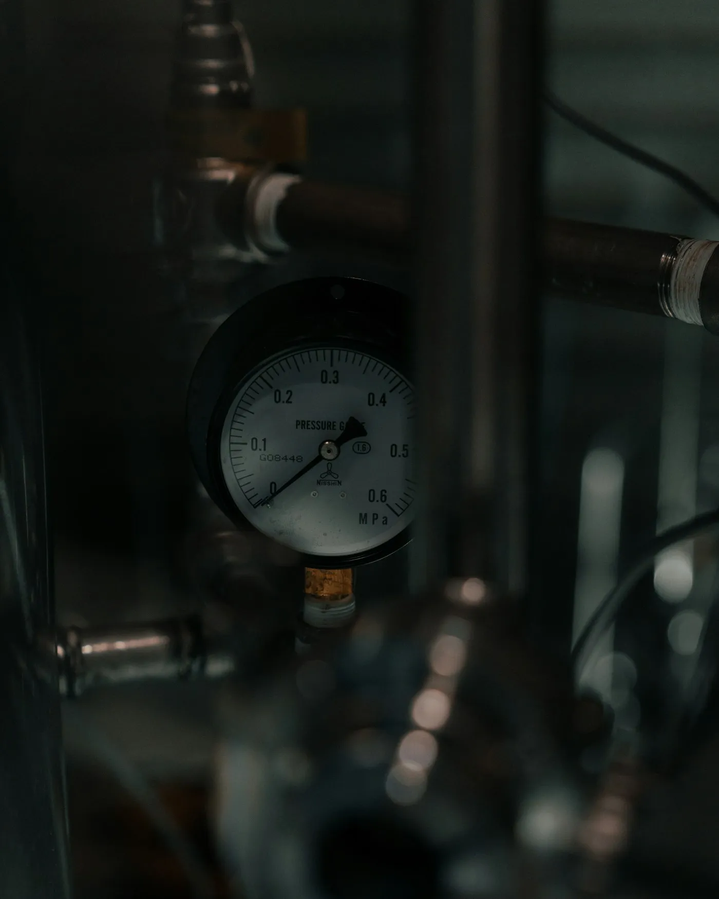 Manometer an der Rohrleitung einer stillstehenden Anlage, der Zeiger steht auf null