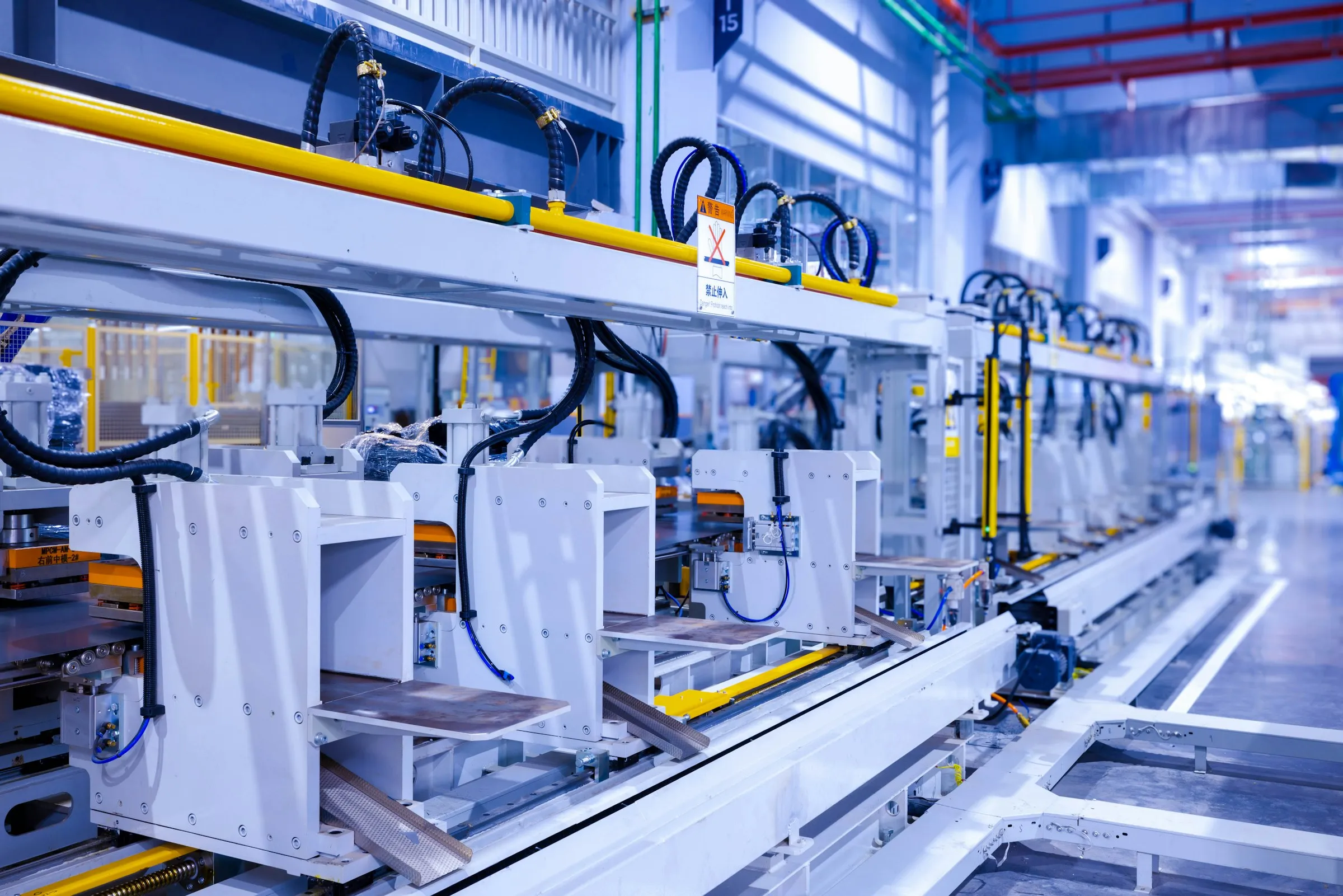 Moderne Produktionslinie in einer hellen Fertigungshalle